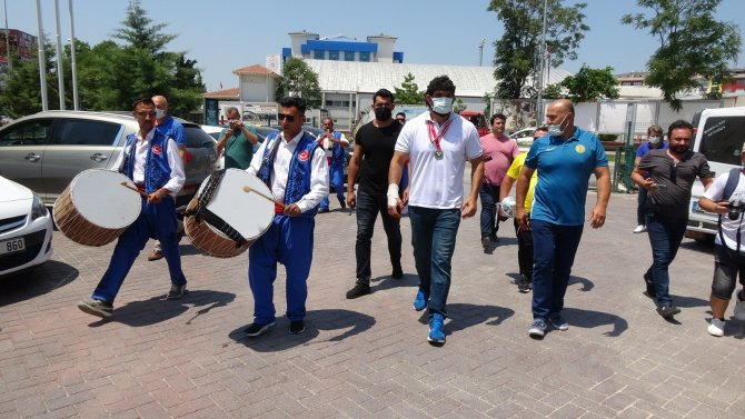 Başpehlivan Koç’a Görkemli Karşılama