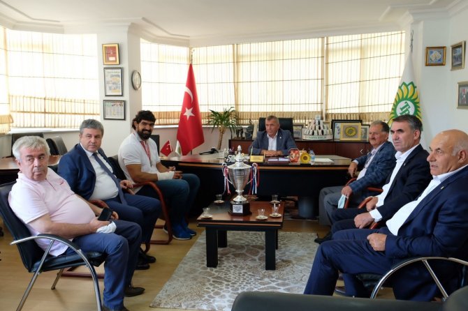 Başpehlivan Koç’a Görkemli Karşılama