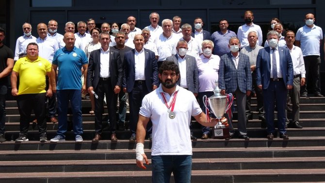 Başpehlivan Koç’a Görkemli Karşılama