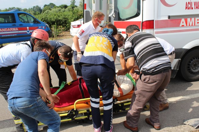 Karşı Şeride Geçen Otomobil Tır İle Çarpıştı: 5 Yaralı