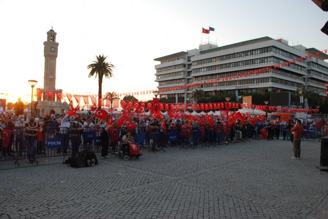 İ̇zmir’de 15 Temmuz Anması Başladı