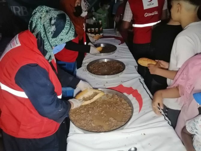 Aksaray’da Kızılay Şehitlerin Ruhu İçin Yemek Dağıttı