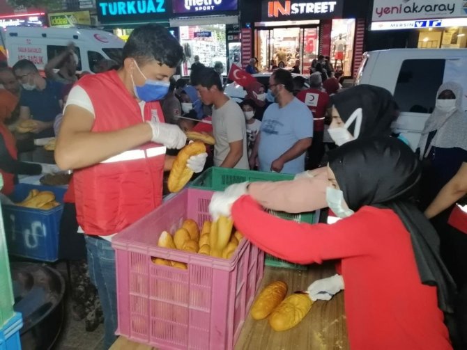 Aksaray’da Kızılay Şehitlerin Ruhu İçin Yemek Dağıttı