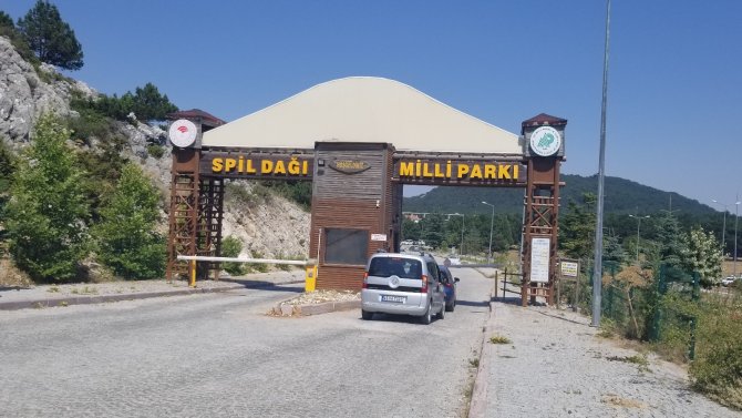 Sıcaktan Bunalan Manisa Ve İ̇zmirliler Spil’e Akın Etti