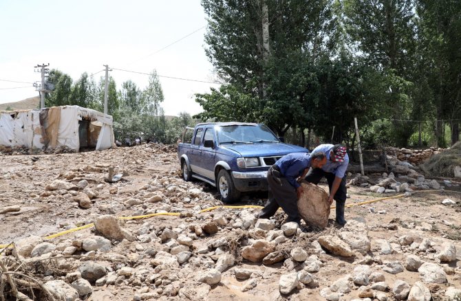 Van’da Selden Etkilenen Mahallelerde Çalışmalar Sürüyor