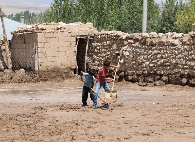 Van’da Selden Etkilenen Mahallelerde Çalışmalar Sürüyor