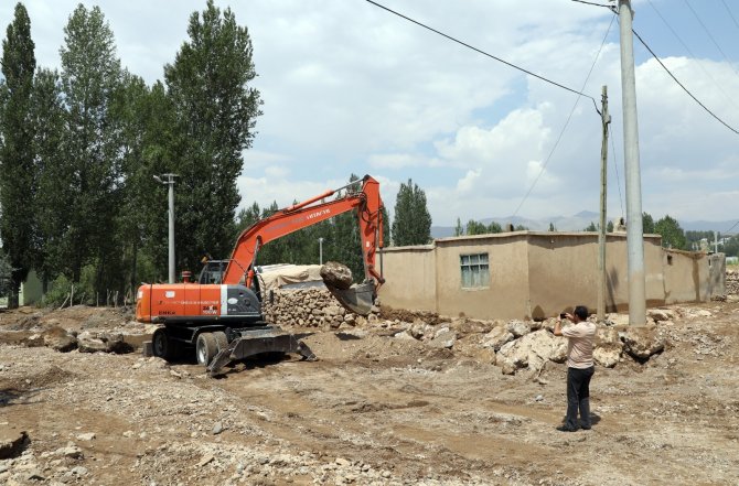 Van’da Selden Etkilenen Mahallelerde Çalışmalar Sürüyor