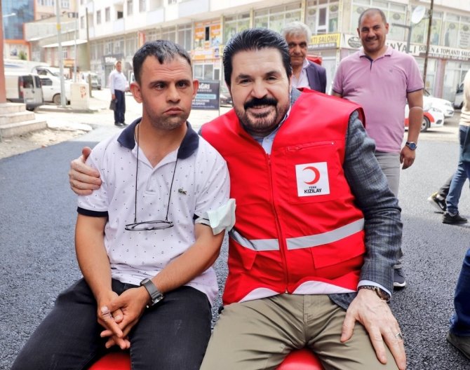 Ağrı Belediye Başkanı Sayan’dan Down Sendromlu Vatandaşa Bayram Sürprizi