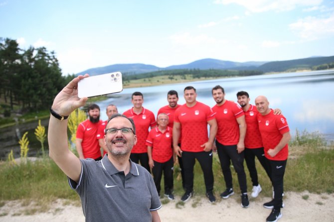 Bakan Kasapoğlu’ndan Tokyo 2020’ye Katılacak Milli Güreşçilere Ziyaret