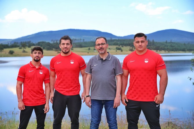 Bakan Kasapoğlu’ndan Tokyo 2020’ye Katılacak Milli Güreşçilere Ziyaret