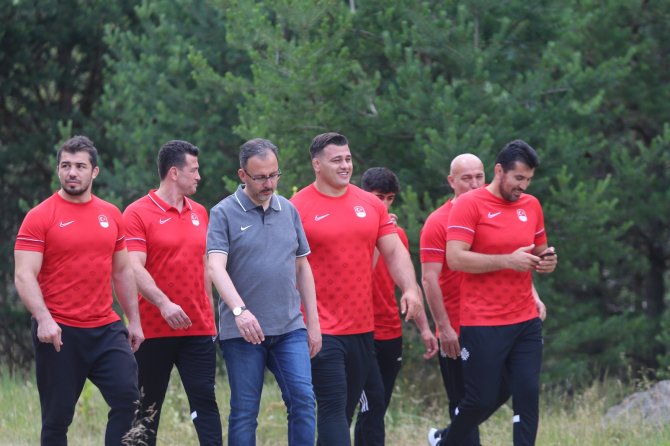 Bakan Kasapoğlu’ndan Tokyo 2020’ye Katılacak Milli Güreşçilere Ziyaret