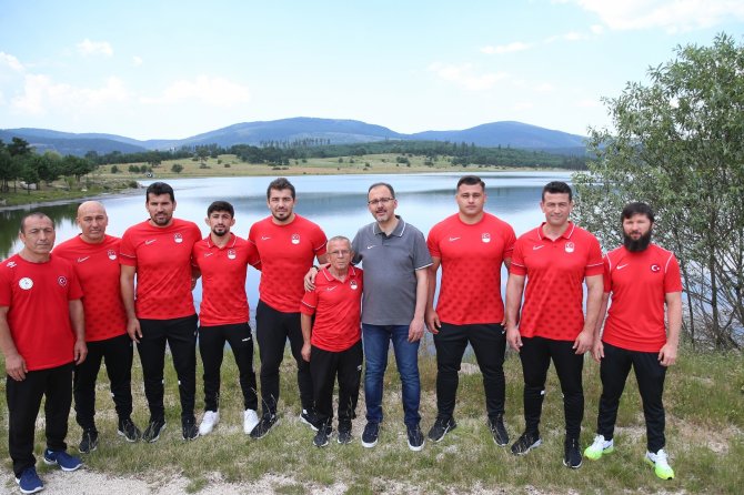 Bakan Kasapoğlu’ndan Tokyo 2020’ye Katılacak Milli Güreşçilere Ziyaret