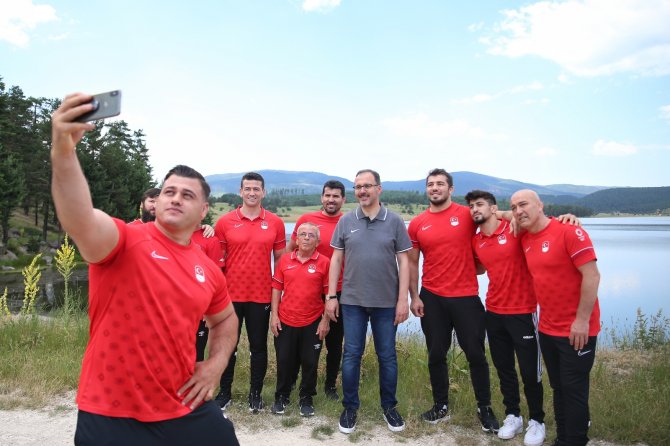 Bakan Kasapoğlu’ndan Tokyo 2020’ye Katılacak Milli Güreşçilere Ziyaret