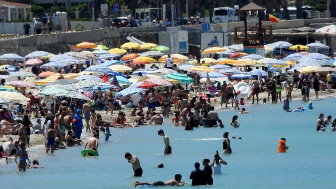 Çeşme’ye Tatilci Akını Devam Ediyor