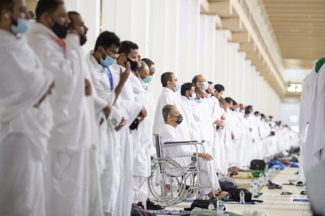 Hacı Adayları Arafat’ta Öğlen Namazı Kıldı