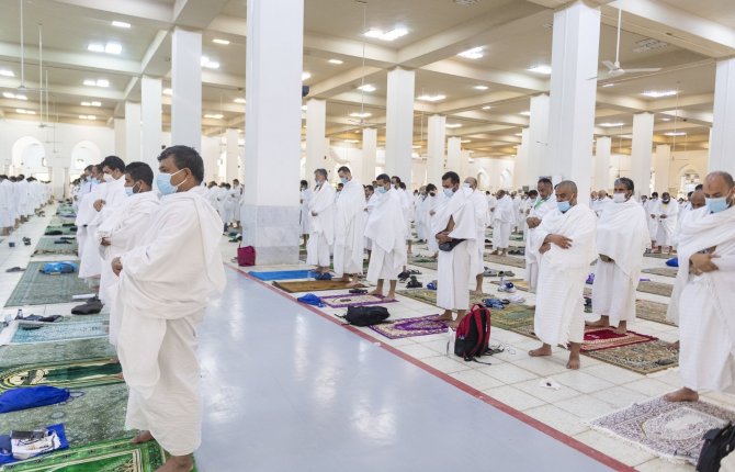 Hacı Adayları Arafat’ta Öğlen Namazı Kıldı