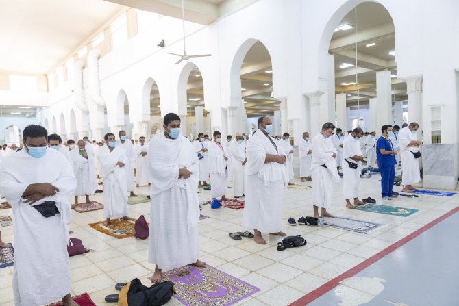 Hacı Adayları Arafat’ta Öğlen Namazı Kıldı