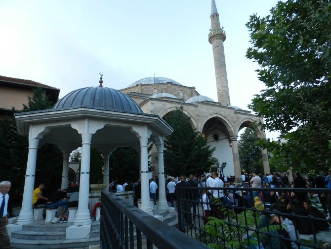 Kosova’da Yüzlerce Müslüman Kurban Bayramı Namazını Kıldı