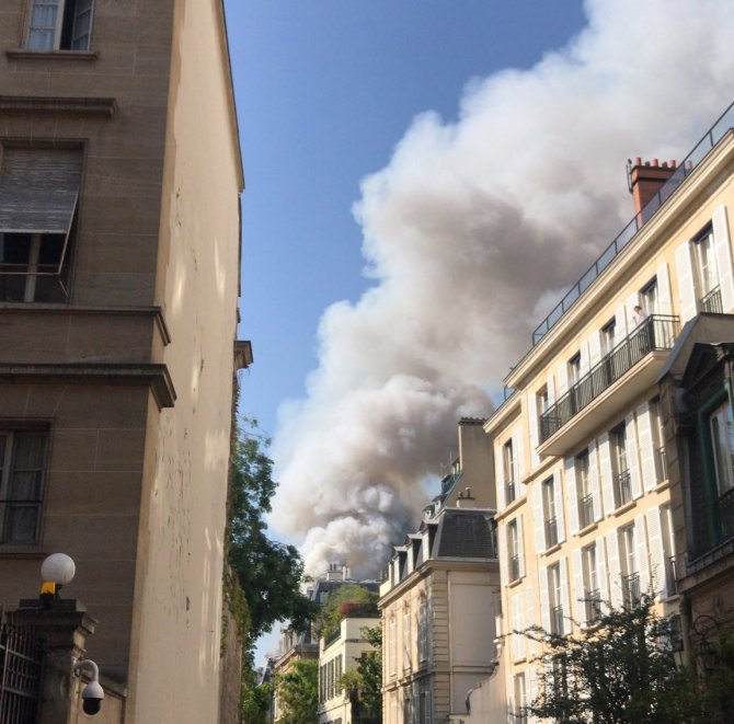 Fransa Başbakanı Castex’in Konutu Yakınında Yangın Çıktı