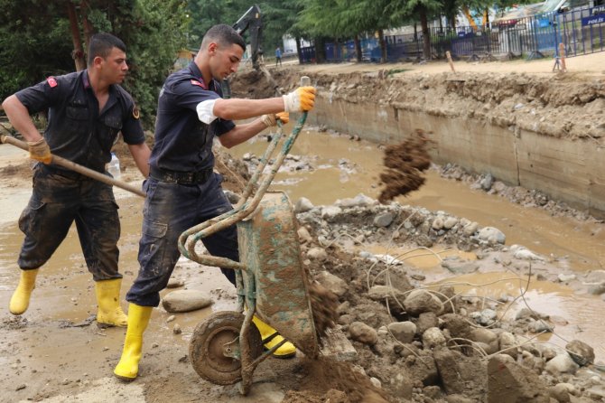 Bayramın 1. Günü Jandarmadan Güneysu’da Temizlik Mesaisi