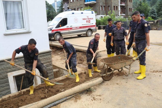 Bayramın 1. Günü Jandarmadan Güneysu’da Temizlik Mesaisi