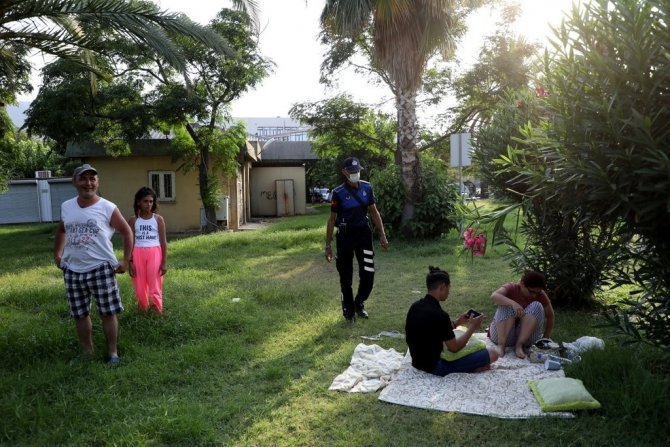 Zabıta Ekipleri Park Ve Refüjlerde Tatil Yapanları Uyardı, Uymayanlara Ceza Yazdı
