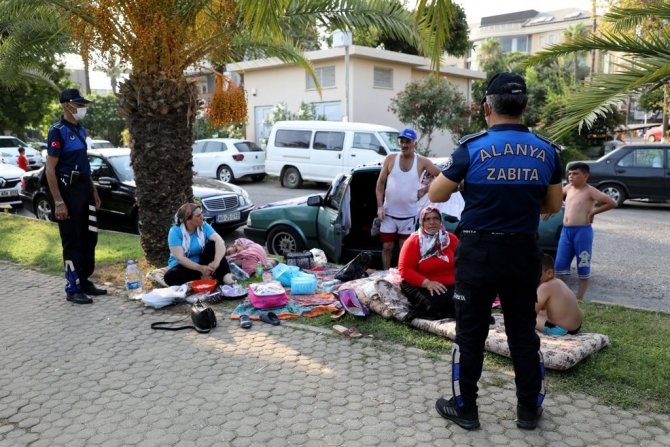 Zabıta Ekipleri Park Ve Refüjlerde Tatil Yapanları Uyardı, Uymayanlara Ceza Yazdı