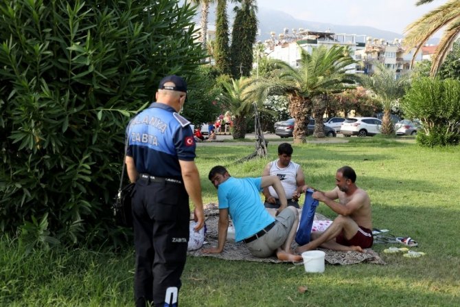 Zabıta Ekipleri Park Ve Refüjlerde Tatil Yapanları Uyardı, Uymayanlara Ceza Yazdı