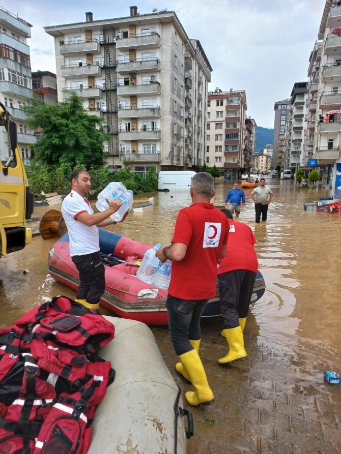 Rize’deki Selzedelere Destek Olan Kızılay Artvin’e De Uzman Ekiplerini Gönderdi