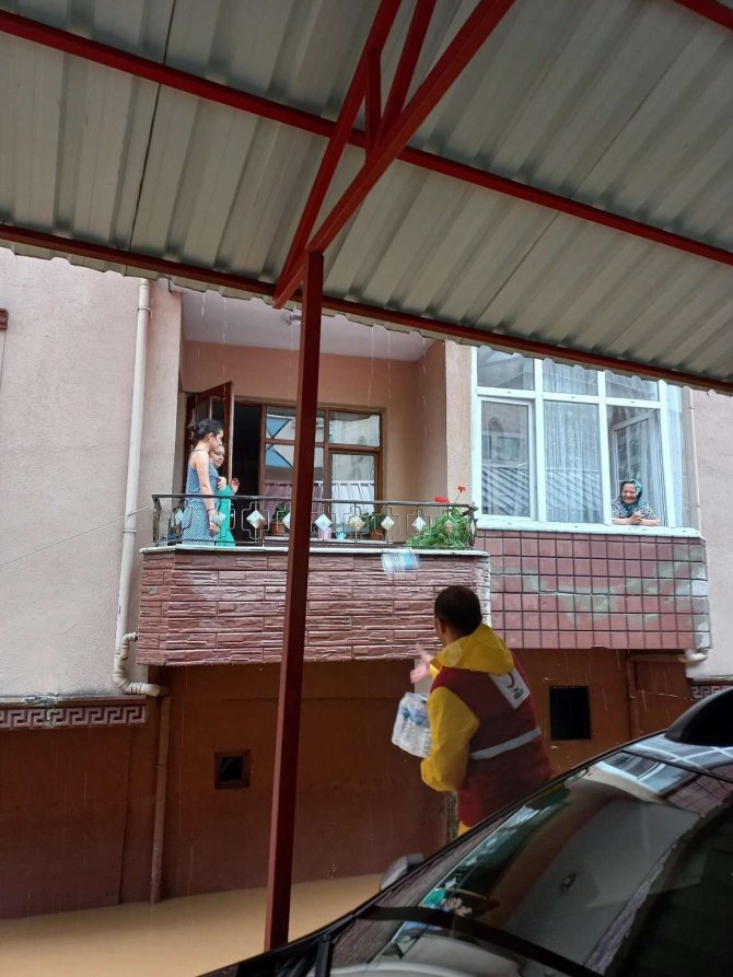 Rize’deki Selzedelere Destek Olan Kızılay Artvin’e De Uzman Ekiplerini Gönderdi