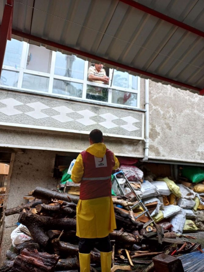 Rize’deki Selzedelere Destek Olan Kızılay Artvin’e De Uzman Ekiplerini Gönderdi