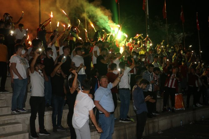 Yiğidolar, Uefa Maçını Dev Ekranda İzledi