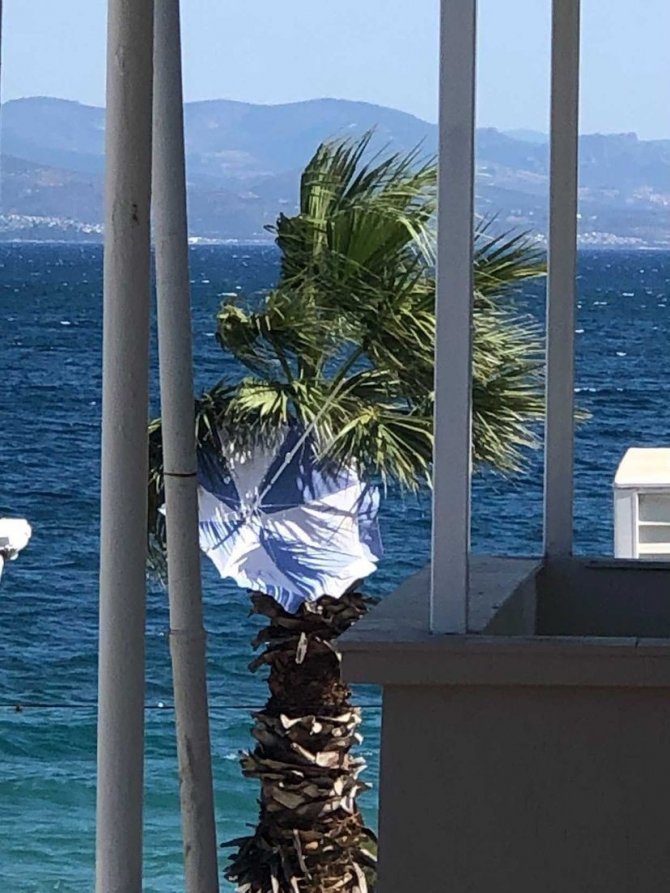 Turistik Beldede Oluşan Hortum Sahili Birbirine Kattı, 3 Kişi Yaralandı