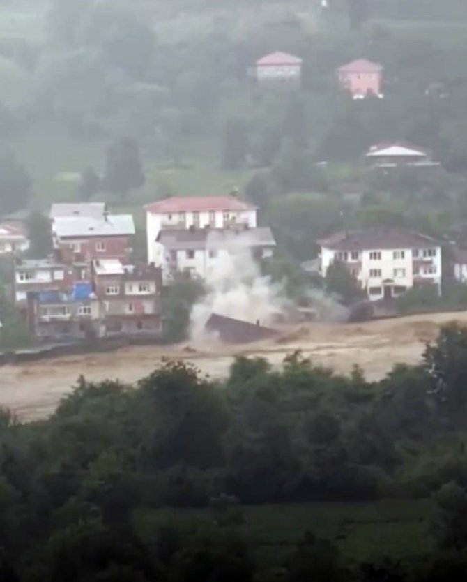 Artvin’in Arhavi İlçesinde Dere Kenarındaki Ev Sel Sularına Kapıldı