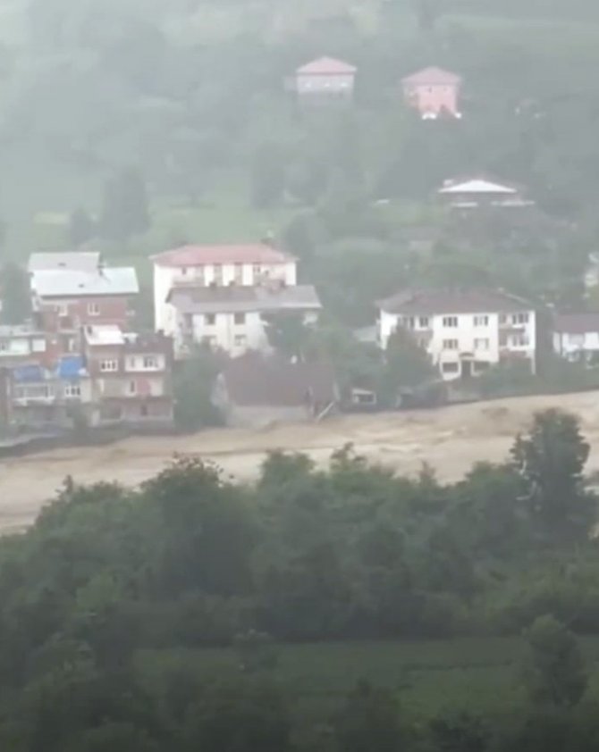 Artvin’in Arhavi İlçesinde Dere Kenarındaki Ev Sel Sularına Kapıldı