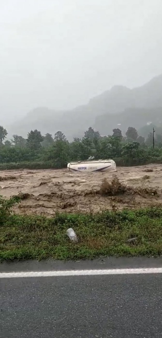 Artvin’in Arhavi İlçesinde Dere Kenarındaki Ev Sel Sularına Kapıldı
