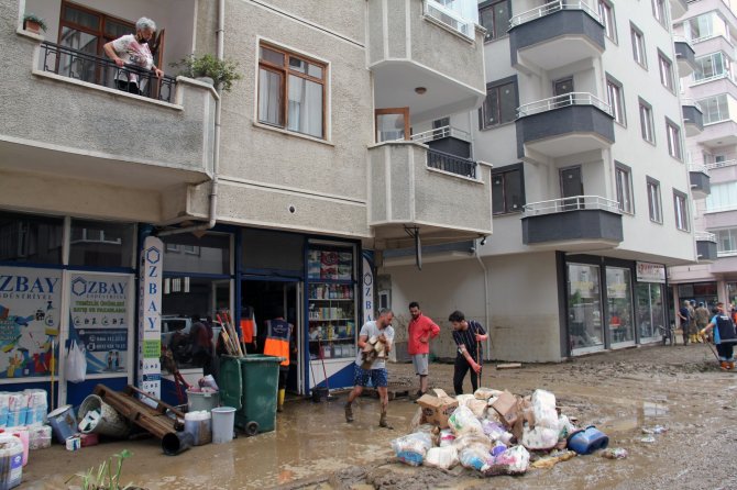 Arhavi’de Yaşanan Sel Afetinin Ardından Temizlik Çalışmaları Devam Ediyor