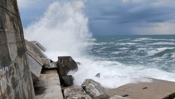 Yağmur Sonrası Karadeniz’de Dalga Oluştu