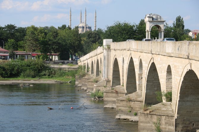 Edirne’de Seviyesi Düşen Nehirlerde Adacıklar Oluştu