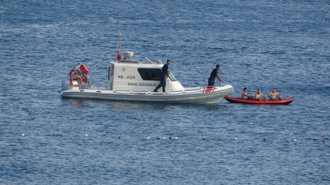 Dünyaca Ünlü Sahilde Kano İle Denize Açılan Gençler, Polisi Alarma Geçirdi