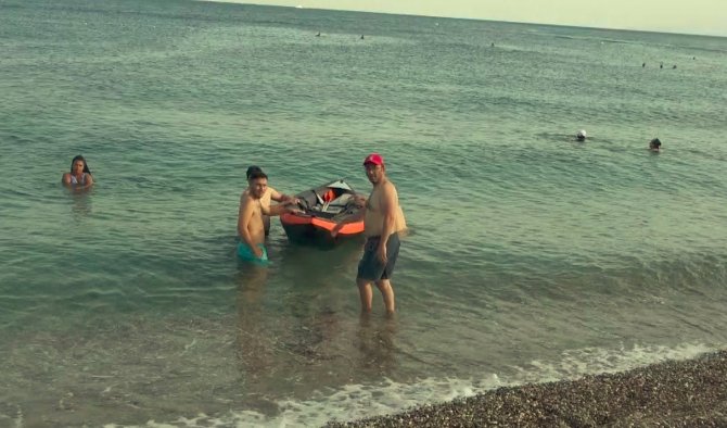 Dünyaca Ünlü Sahilde Kano İle Denize Açılan Gençler, Polisi Alarma Geçirdi