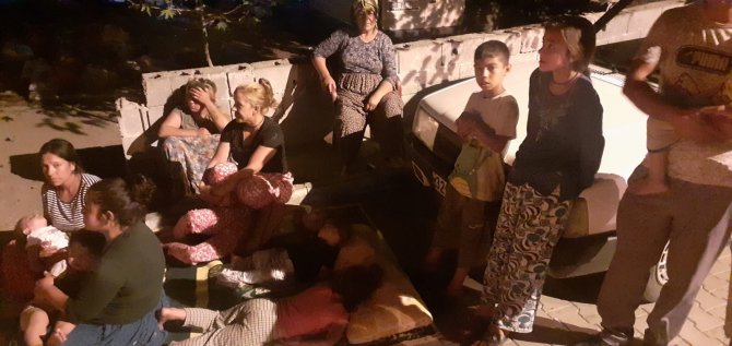 Art Arda Deprem Olan İlçede Halk Geceyi Sokakta Geçirdi