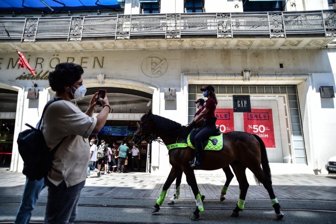 Atlı Polislere Vatandaş Ve Turistlerden Yoğun İlgi