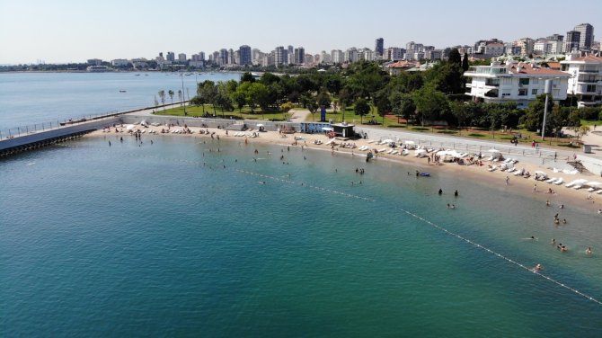 Sıcaktan Bunalan Vatandaşların Denize Girdiği Caddebostan Plajı Havadan Görüntülendi