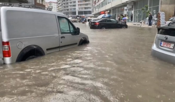 Batum’da Şiddetli Yağış Sele Neden Oldu