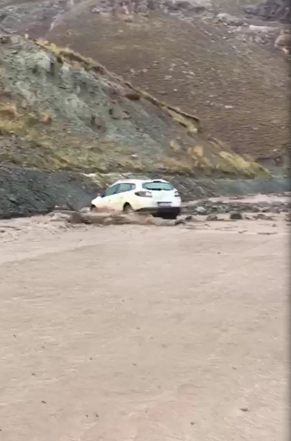 Van’da Sel Nedeniyle Araçlar Mahsur Kaldı