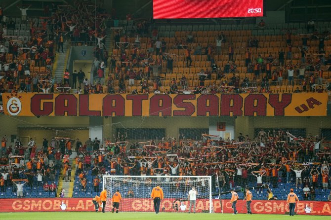Galatasaraylı Taraftarlar Tribünlerde
