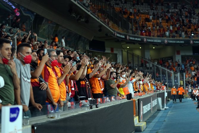 Galatasaraylı Taraftarlar Tribünlerde