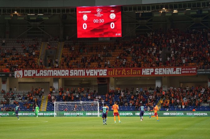 Galatasaraylı Taraftarlar Tribünlerde