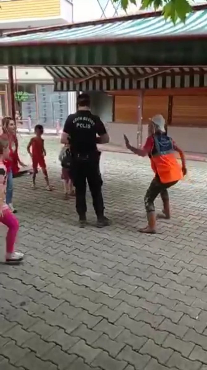 Afad, Kızılay Görevlileri Ve Çevik Kuvvet Polisi Selzede Çocuklarla Oyunlar Oynayarak Moral Verdiler